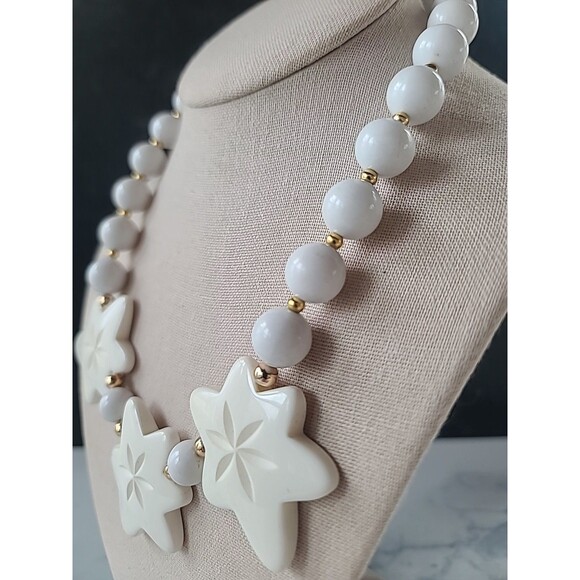 White Plastic And Gold Tone Metal Beaded Necklace Vintage Costume Jewelry, READ - Picture 3 of 10